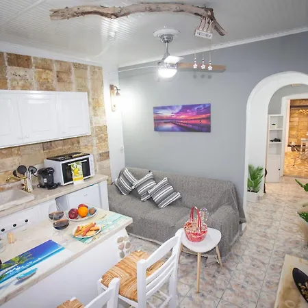 Anatoli In Front Of The شقة Mesongí