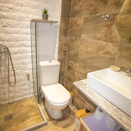 Anatoli In Front Of The شقة Mesongí