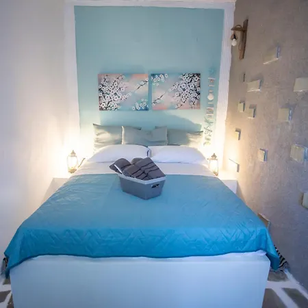 Anatoli In Front Of The شقة Mesongí